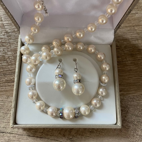 Necklace & Earrings Set Genuine Creamy White Mother of Pearl & Crystal - Picture 3 of 8